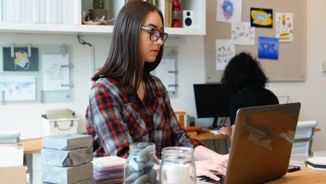 ejecutivo usando computadora portátil mientras toma café