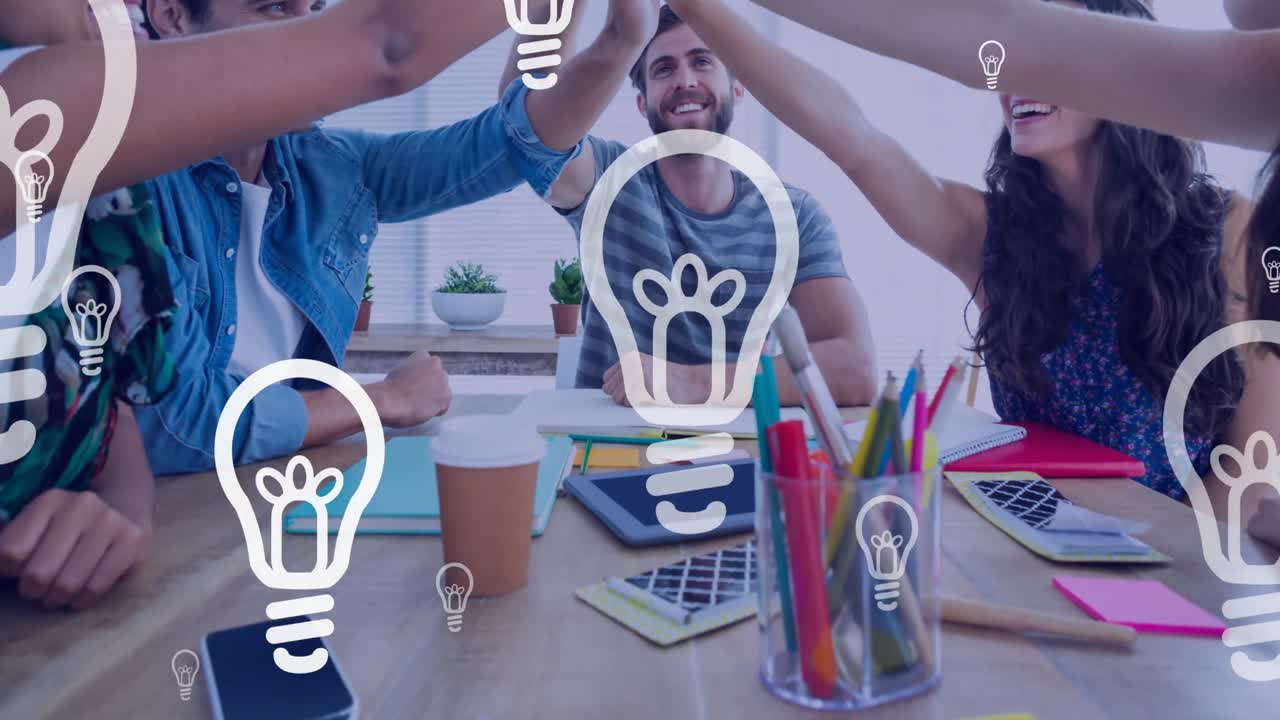 animación de bombillas sobre diversos colegas sonrientes dando los cinco en una reunión de la oficina