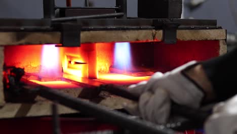 combustión de detalles metálicos en el horno en el taller