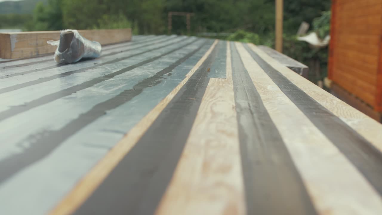 마스킹 테이프가 있는 오래된 나무 보트의 봉인된 오두막 지붕 널빤지