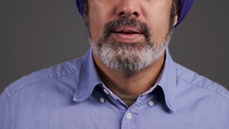 hombre de mediana edad con turbante gritando retrato