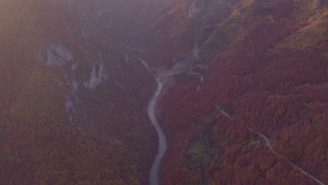 Goldene-Stunde-Leuchtet-Im-Malerischen-Herbstlich-Gefärbten-Tara-Tal-Von-Montenegro,-Luftaufnahme