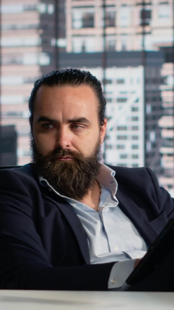 Video verticale CEO rilassato, lavora disteso al portatile, attività quotidiane alla scrivania, gestione