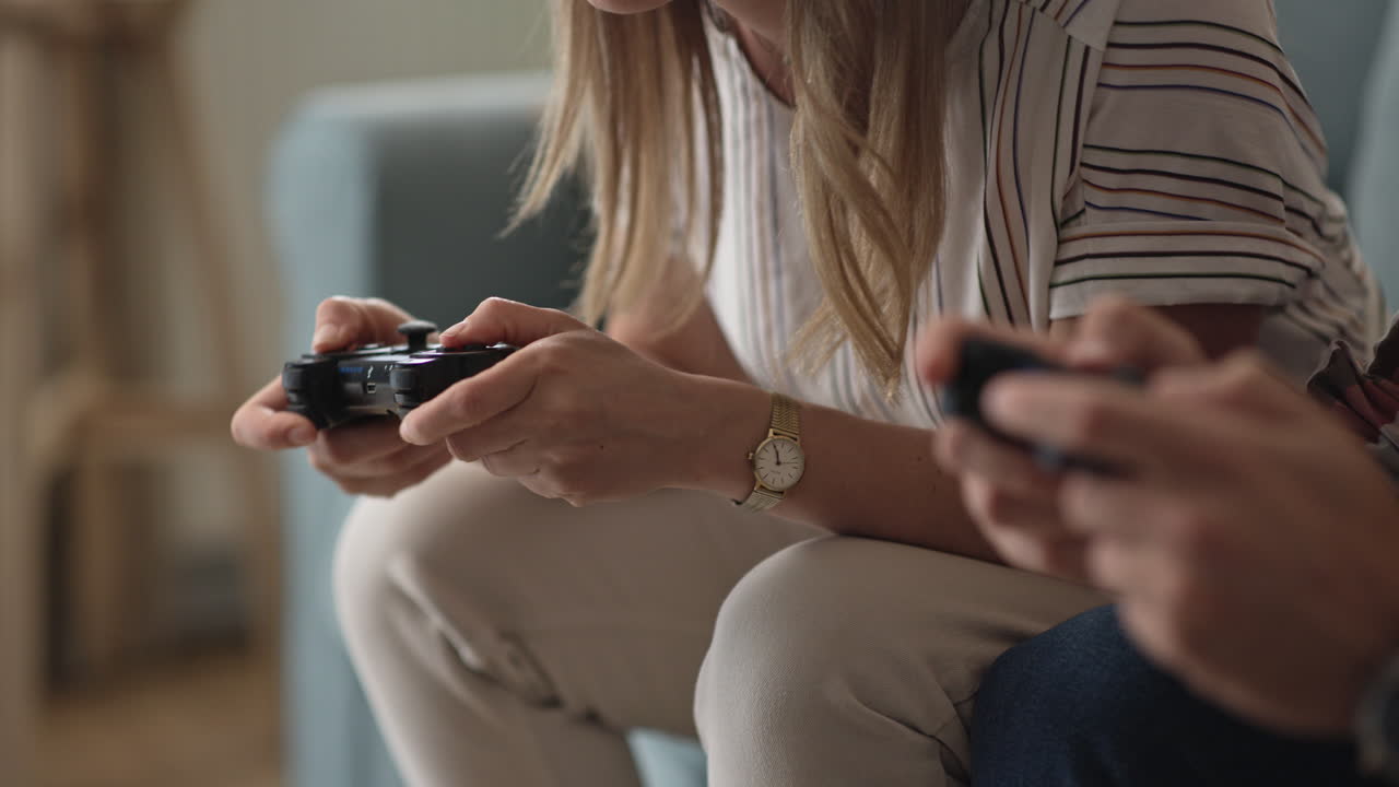 pareja jugando a videojuegos