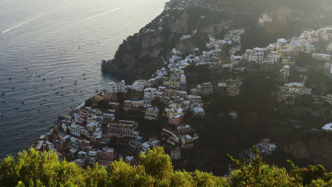 pueblo de positano, italia bajo el sol de la tarde