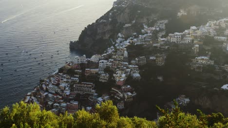 Pueblo-De-Positano,-Italia-Bajo-El-Sol-De-La-Tarde