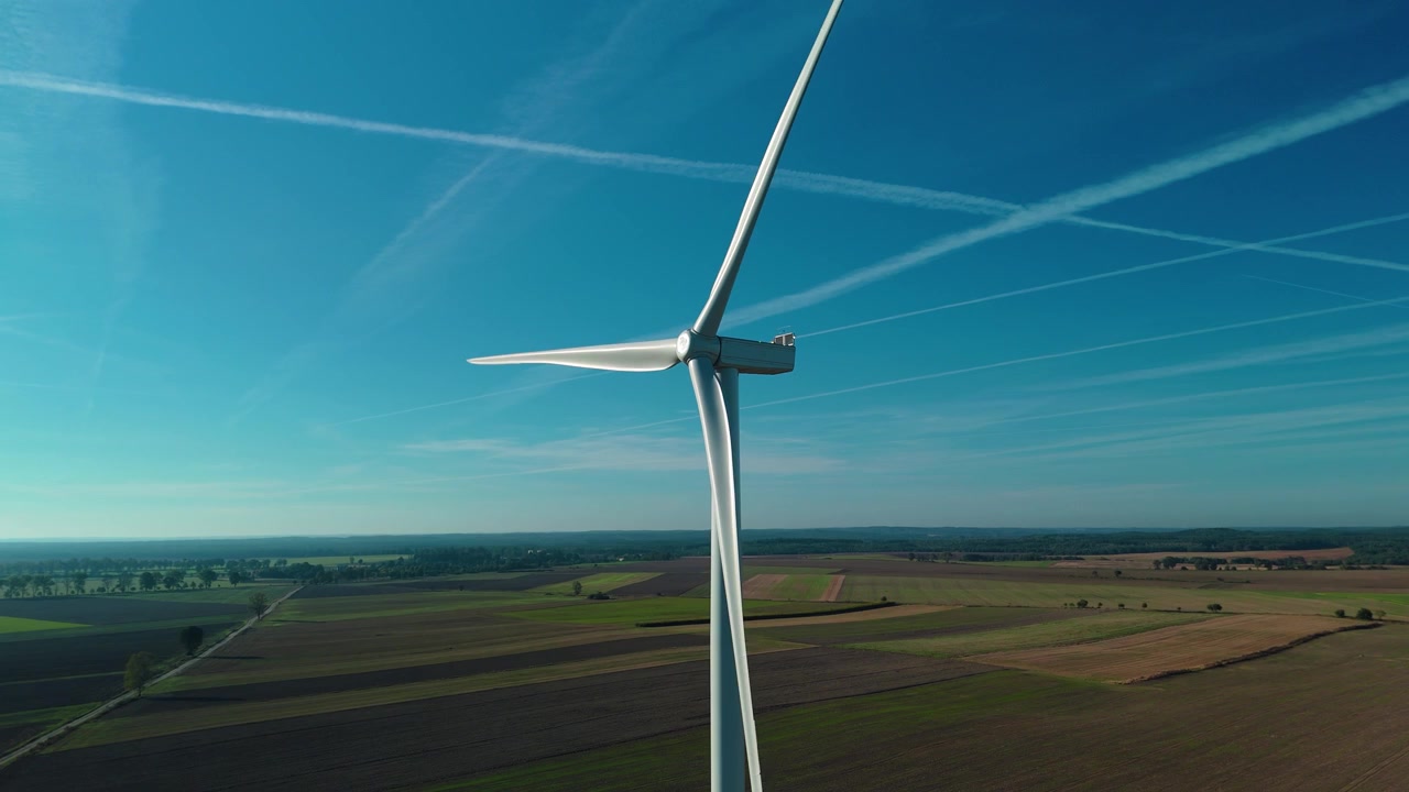 Tecnologia eolica ecologica su terreni agricoli di campagna.
