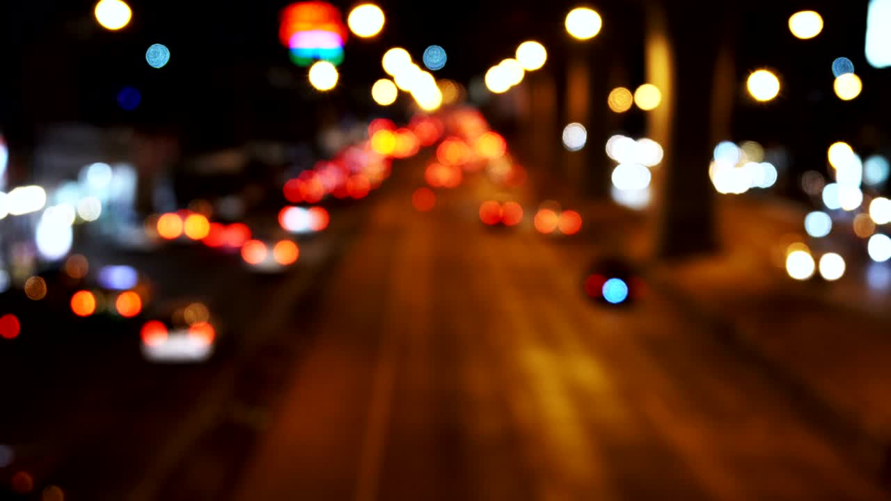 imagen de fondo desfocalizando el coche de luz por la noche. 4k
