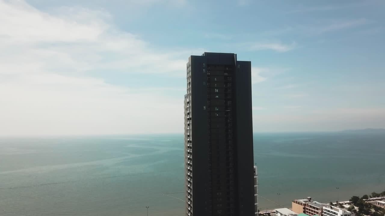 edificio de gran altura con vistas al océano