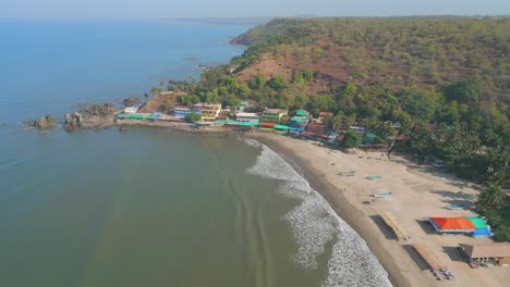 la playa de chapora se mueve hacia adelante en goa, india.