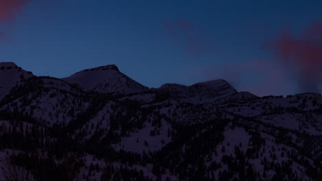 Lapso-De-Tiempo-De-La-Hermosa-Luz-Del-Atardecer-En-Las-Montañas-Del-Oeste-De-Wyoming