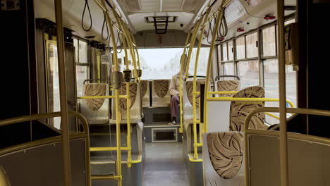 autobús con asientos vacíos