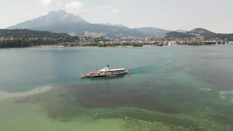 Vista-Aérea-Del-Lago-De-Lucerna-Y-Sus-Barcos