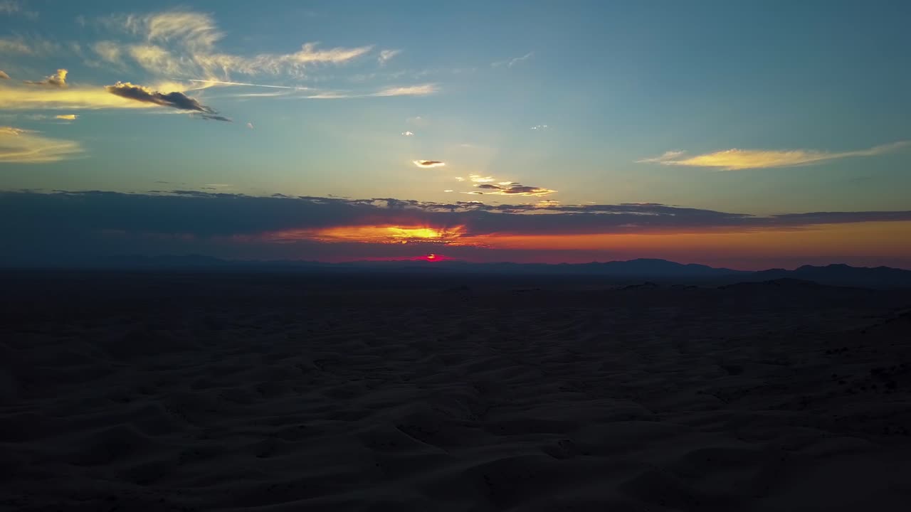 hermosa vista aérea vívida desde un dron de una puesta de sol mirando muchas dunas de arena en el pequeño desierto del sahara en joab utah