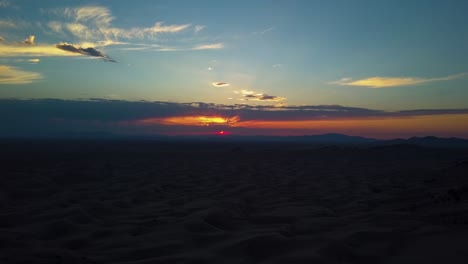 Hermosa-Vista-Aérea-Vívida-Desde-Un-Dron-De-Una-Puesta-De-Sol-Mirando-Muchas-Dunas-De-Arena-En-El-Pequeño-Desierto-Del-Sahara-En-Joab-Utah