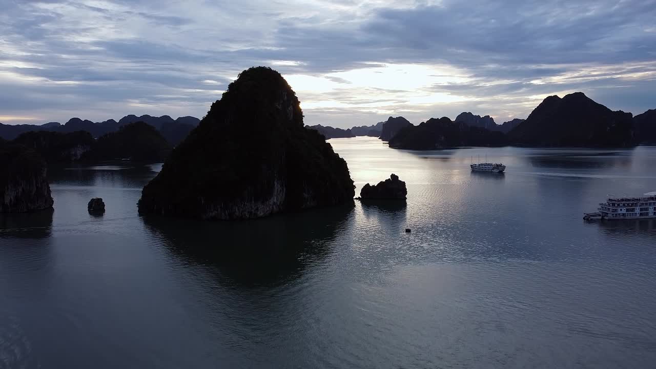 vista aérea de la silueta de la bahía de ha long justo después del atardecer
