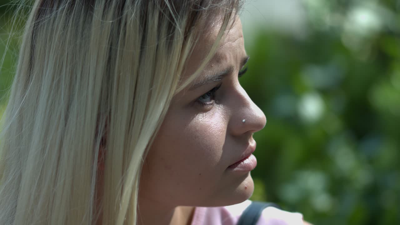 primer plano en la cara de una mujer bonita mientras conversa con alguien