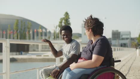 Glücklicher-Mann-Und-Frau-Mit-Behinderung-Sitzen-Und-Lachen