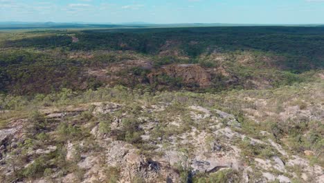 Toma-Aérea-Sobre-Las-Colinas-En-El-Parque-Natural-De-Las-Montañas-Blancas-En-Queensland