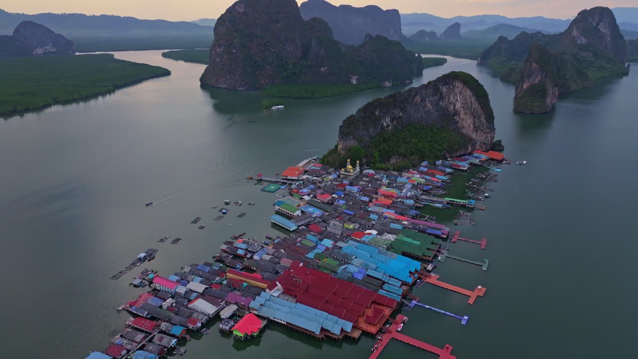 Cảnh trên cao tuyệt đẹp của làng nổi ở Vịnh Phang Nga, Thái Lan