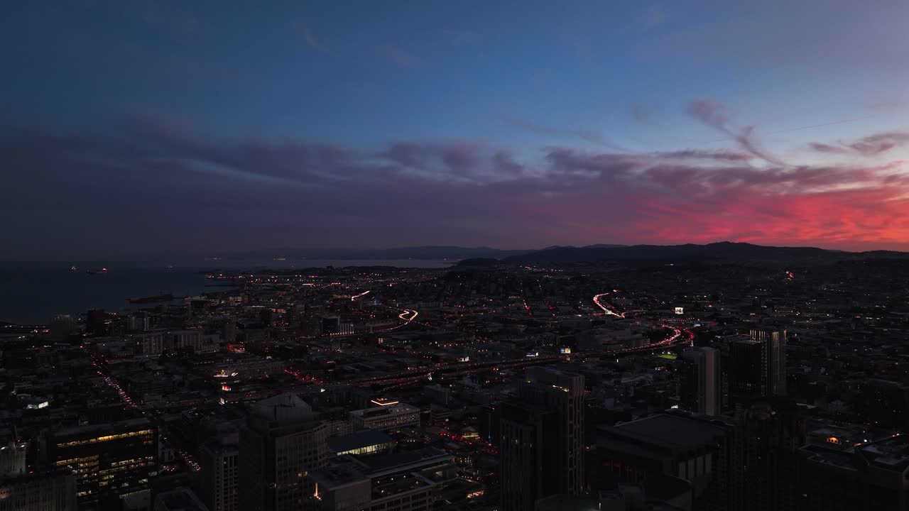живописный воздушный вид над сан-франциско городской пейзаж в сумерках с розовыми облаками на горизонте