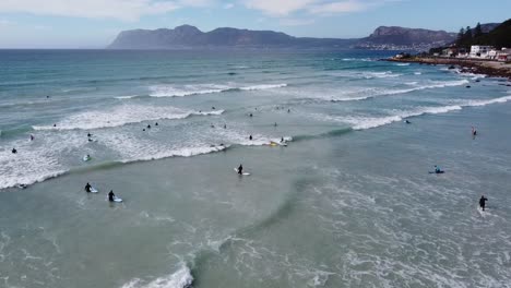 Surf-En-La-Playa-De-Muizenberg-Sudáfrica-En-Drone