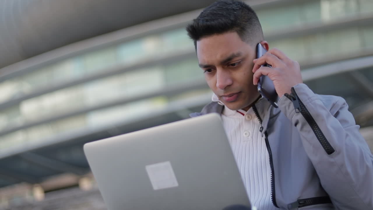 directora de oriente medio que trabaja al aire libre.