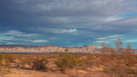 conduciendo a través de la gran cuenca del desierto de mojave en una mañana tranquila con un cielo colorido