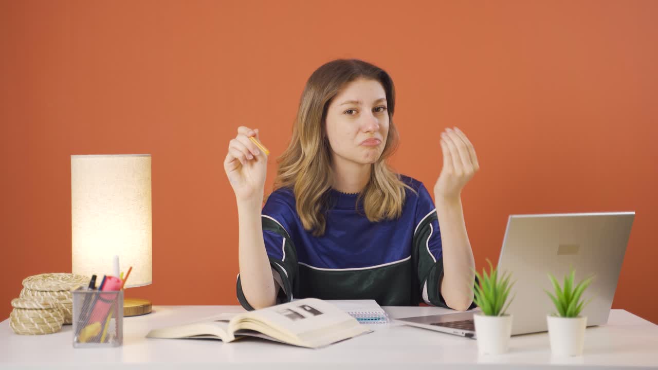 la joven que mira a la cámara dice que eres increíble.