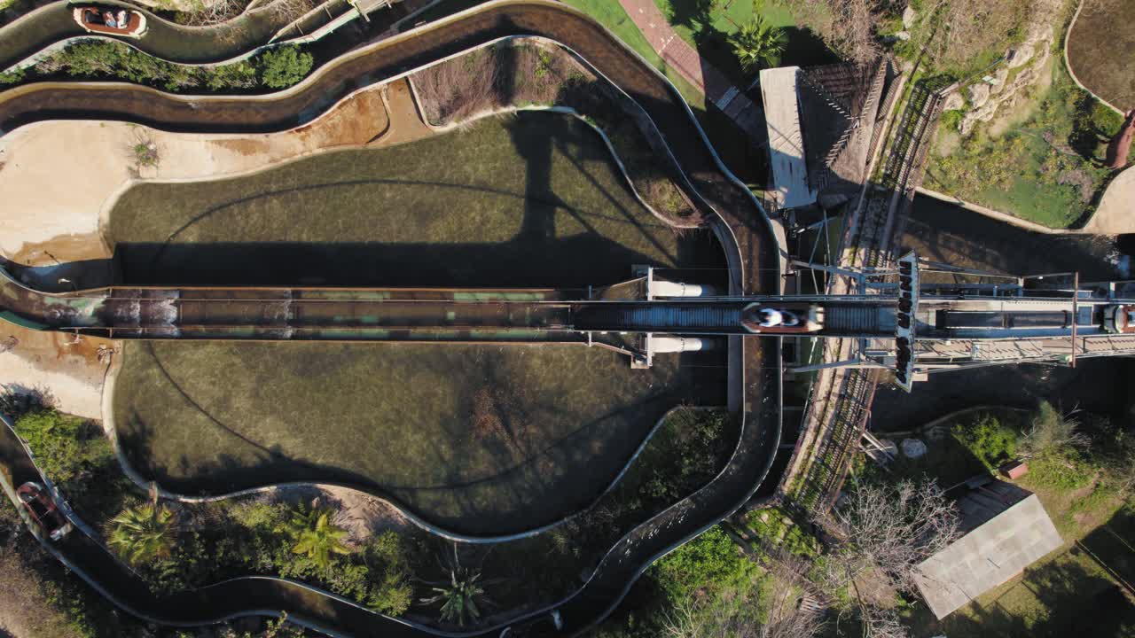 테마파크 내에서 보트 슬라이드를 즐기는 사람들 - 하향식 샷