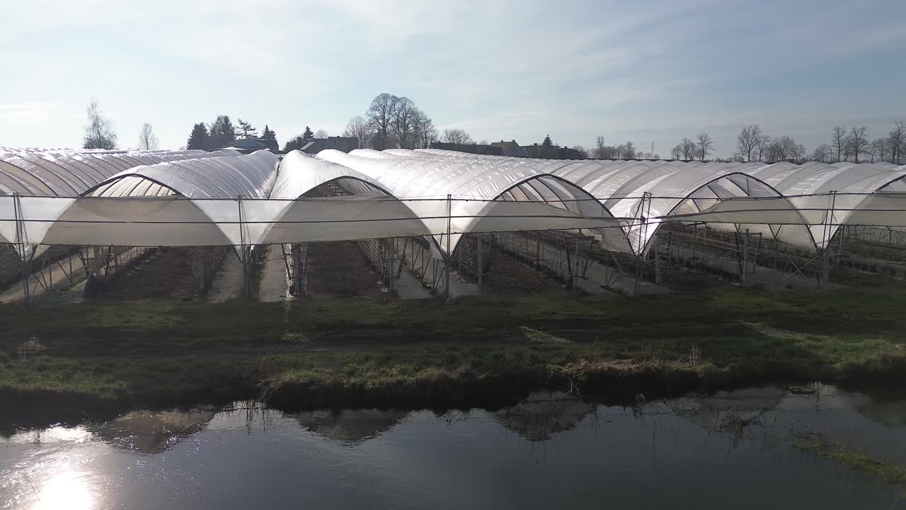 túnel de aluminio blanco en fila laguna de agua día soleado tobogán aéreo a la derecha