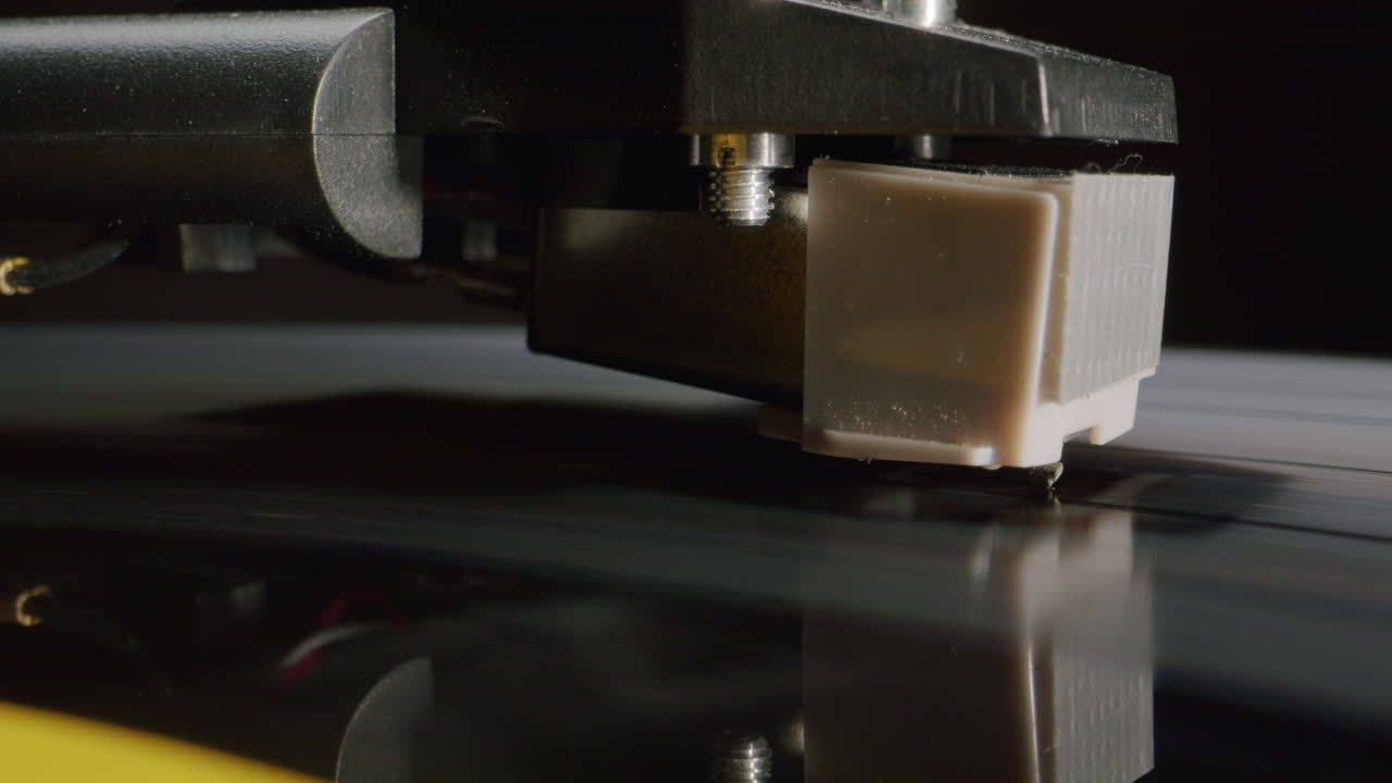 Pladespillerstift på vinylplade