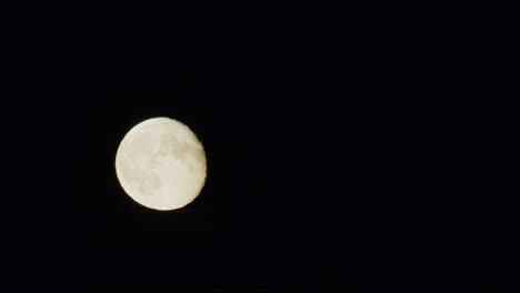 aumento dramático de la luna baja a través de la capa de nubes delgadas lapso de tiempo fuerte perturbación del aire