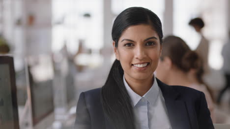 Porträt-Einer-Schönen-Indischen-Geschäftsfrau,-Die-Lächelt,-Ein-Glücklicher-Unternehmer,-Der-Ein-Erfolgreiches-Startup-Unternehmen-Genießt,-Stolzer-Manager-Im-Büroarbeitsplatz