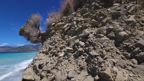 costa rocosa salvaje y mar azul suave cerca de una hermosa playa en el mediterráneo - un paraíso costero en albania