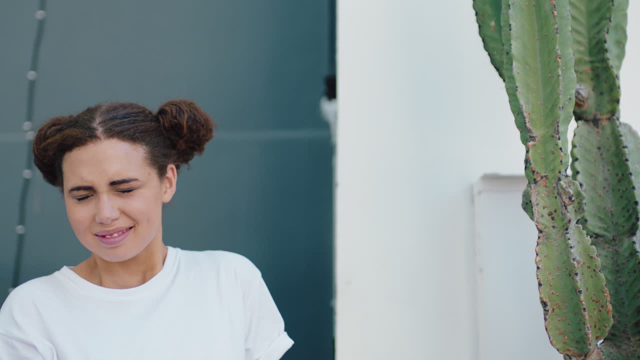 풍선을 들고 있는 여자, 공포를 느끼는 여자, 웃는 여자, 행복한 여자, 놀라움을 즐기는 여자, 4k