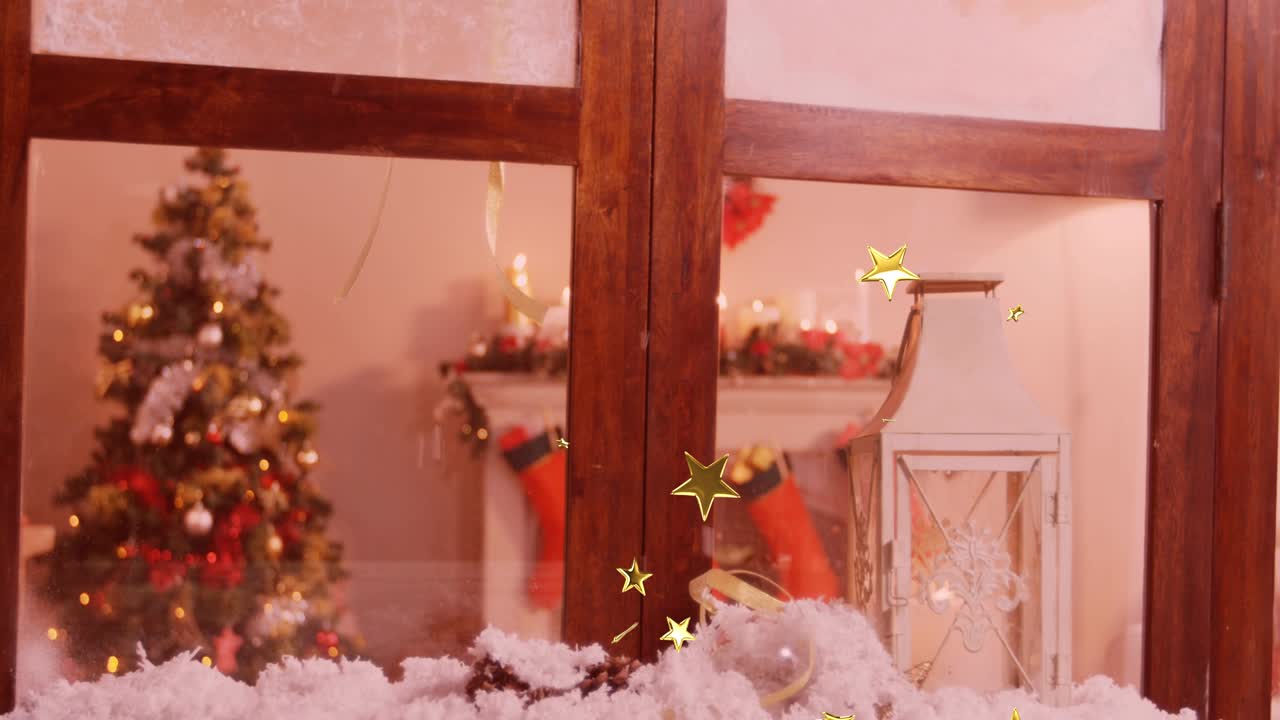 animación de estrellas brillantes cayendo sobre el árbol de navidad visto a través de la ventana
