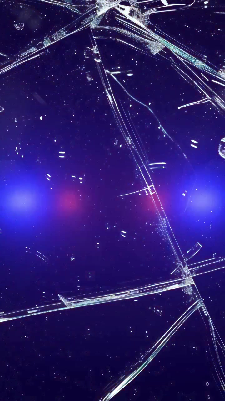 Vetro rotto con luci di ambulanza e polizia lampeggianti. Vetro in frantumi con luci pulsanti rosse e blu di ambulanza e polizia. Per concetti di emergenza, incidente, pericolo, sicurezza, formato verticale