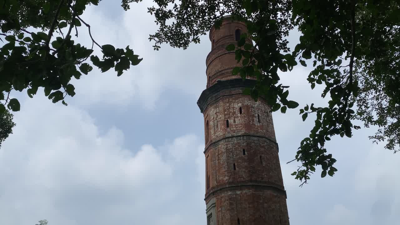 en gaur, malda, bengala occidental, india, hay una torre histórica conocida como firoz minar o firuz minar