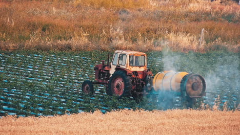 el tractor pulveriza agua o fertilizante para el riego