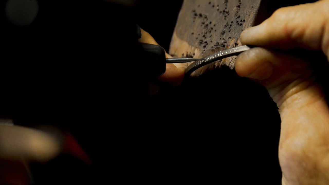 Orafo che produce un bracciale in laboratorio 4k