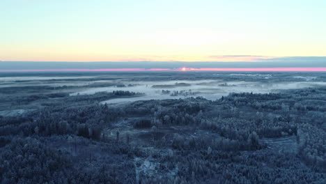 Atemberaubender-Sonnenuntergang-Oder-Sonnenaufgang-Auf-Nordischer-Schnee--Und-Nebliger-Landschaft-Und-Wald