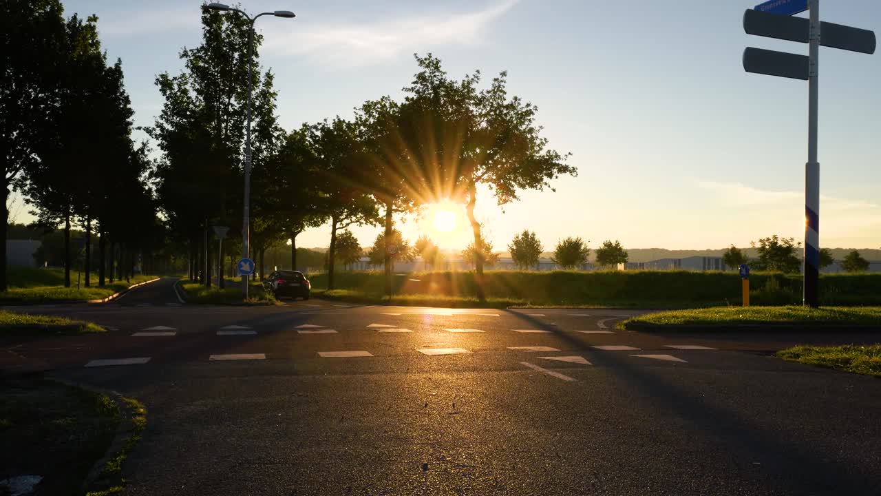 puesta de sol sobre una intersección de calles de la ciudad