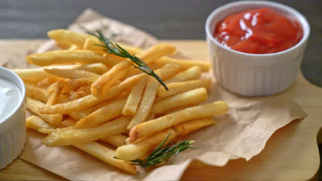patatas fritas o papas fritas con crema agria y ketchup