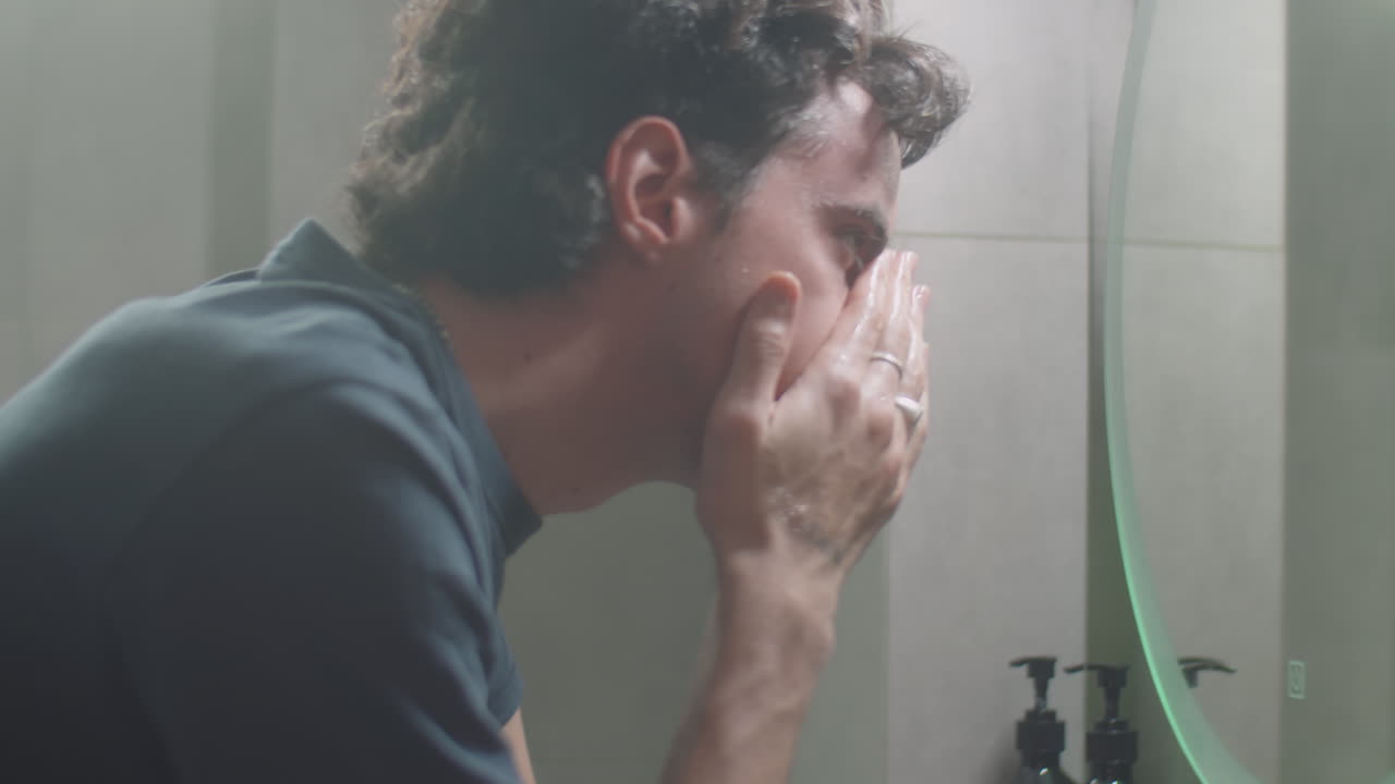 욕실에서 얼굴을 는 남자