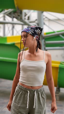 adolescente en un parque acuático