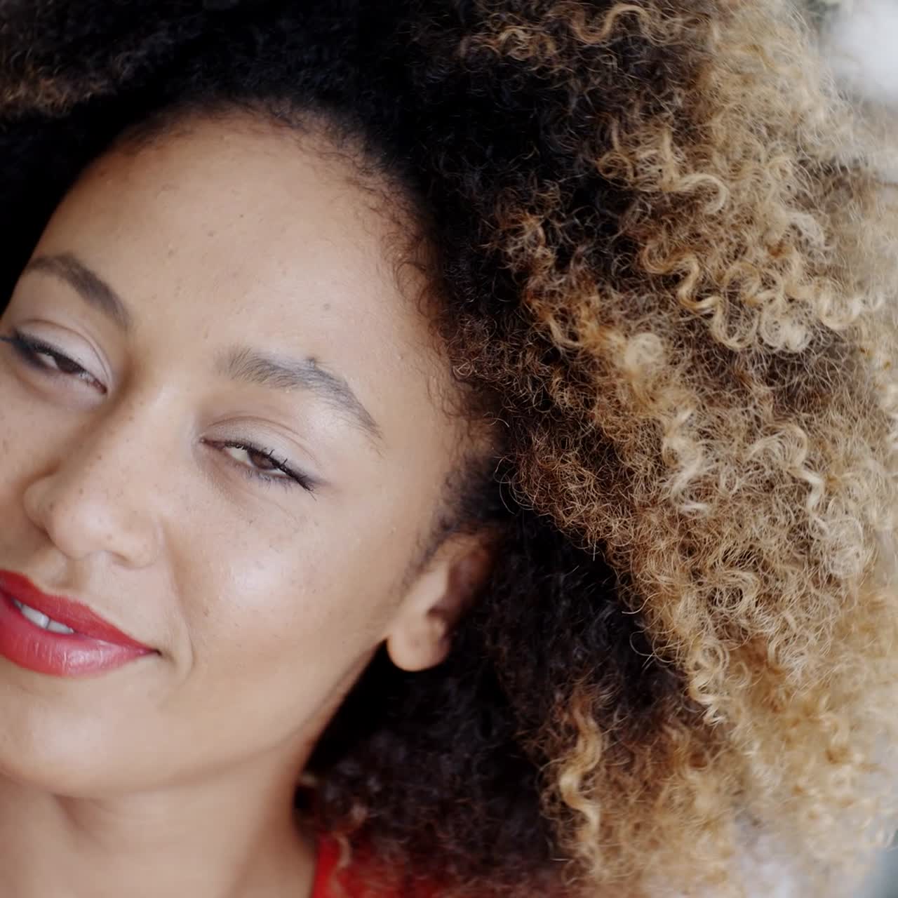 sensual joven lamiendo un bastón de caramelo rayado