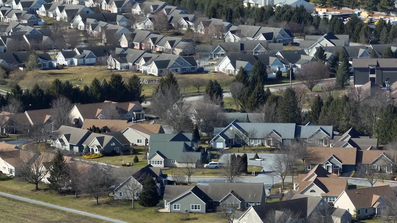 Smukt idyllisk boligområde i Amerika på en solrig dag