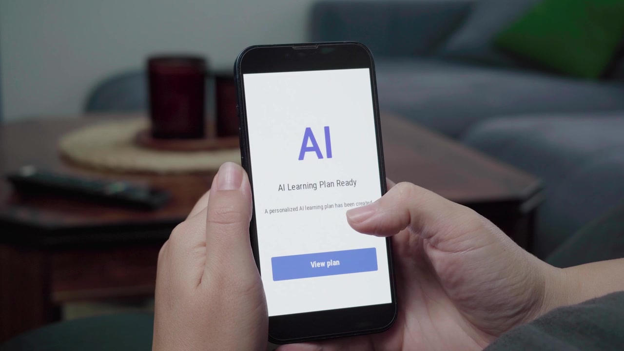 Un utente visualizza una schermata 'Piano di Apprendimento AI Pronto' su un'app educativa mentre si rilassa su un divano a casa.