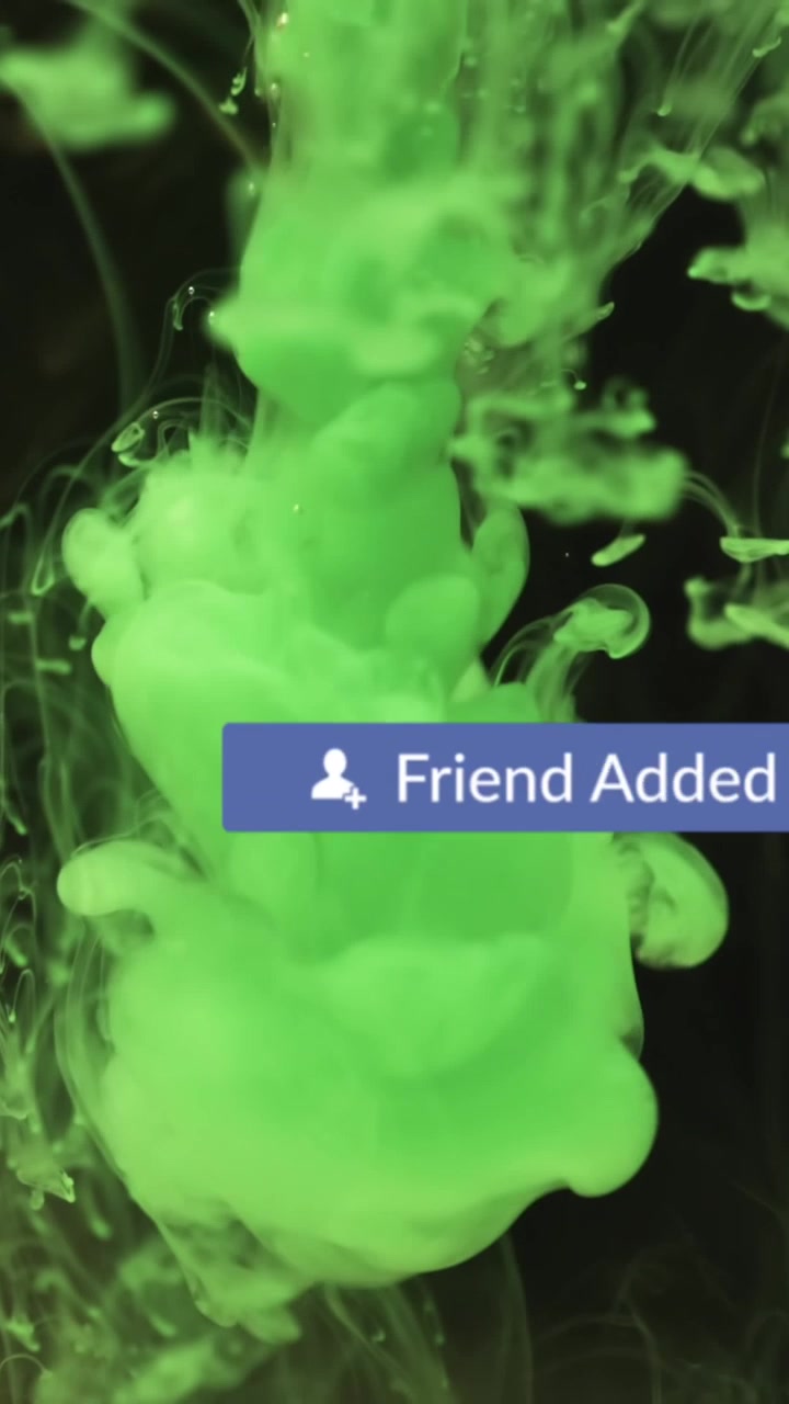 Animazione di testi di social media con icone su liquido verde su sfondo nero